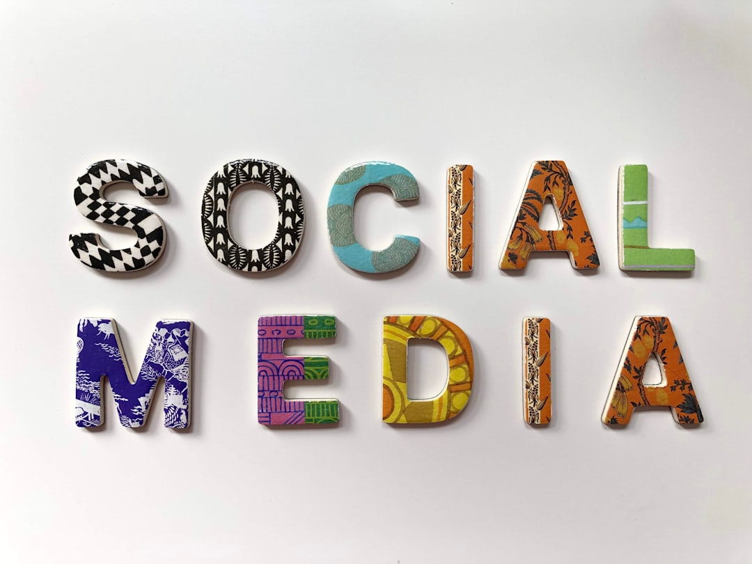 about-02 Les réseaux sociaux en lettres colorées